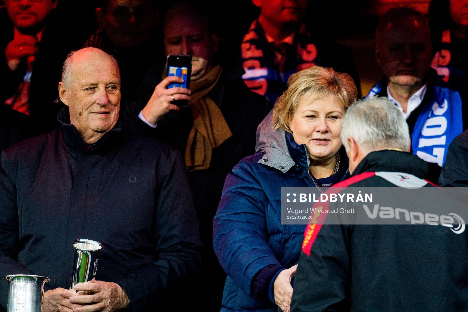 Arne Erlandsen, head coach of Lillestrøm, with King Harald