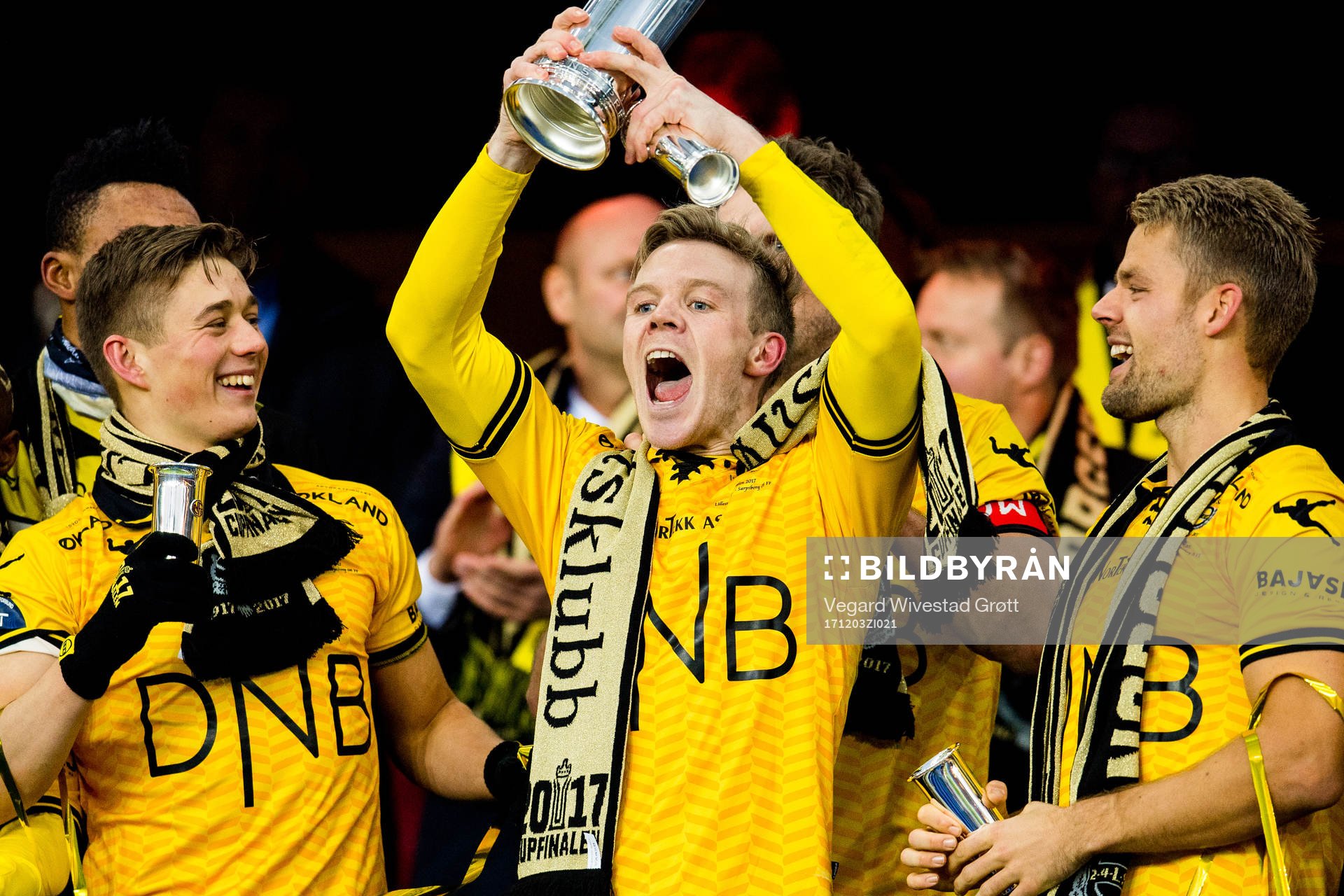 Erling Knudtzon of Lillestrøm lifts the cup trophy