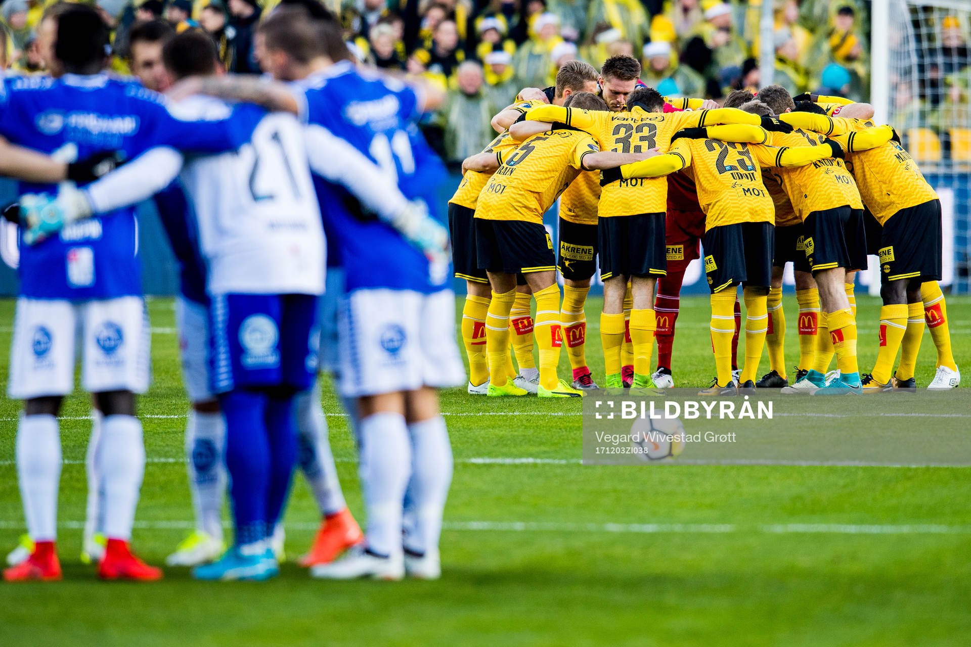Players of Lillestrøm gather in a circle