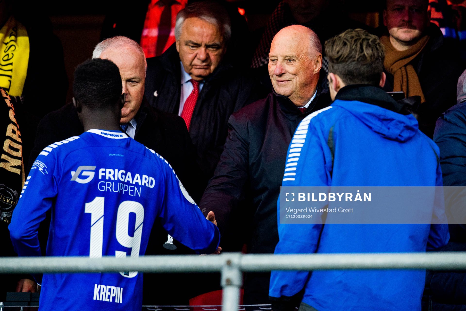 Krepin Diatta of Sarpsborg 08 receives the silver medal of