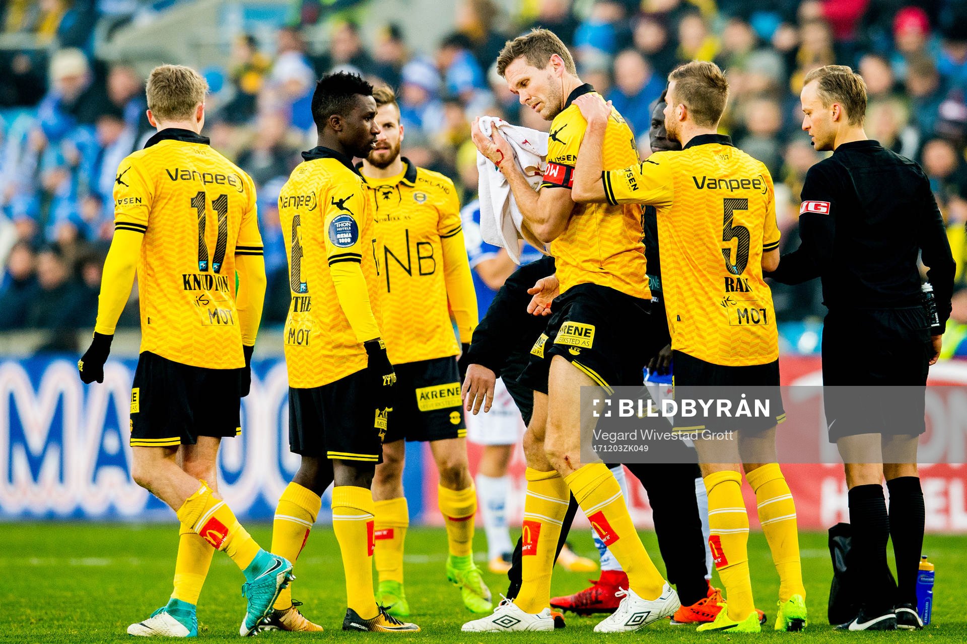 Frode Kippe of Lillestrøm gets treatment
