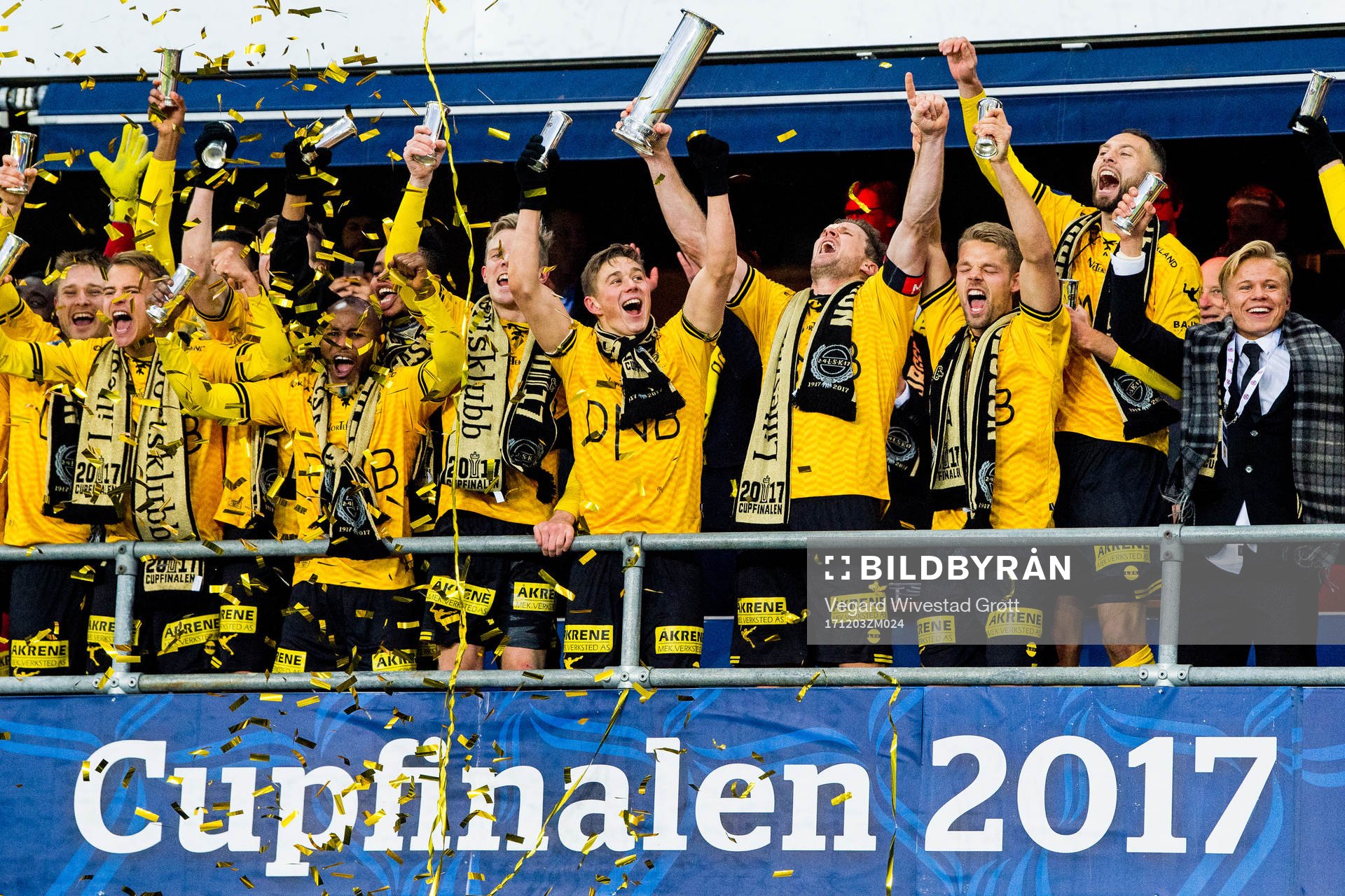 Frode Kippe of Lillestrøm lifts the cup trophy