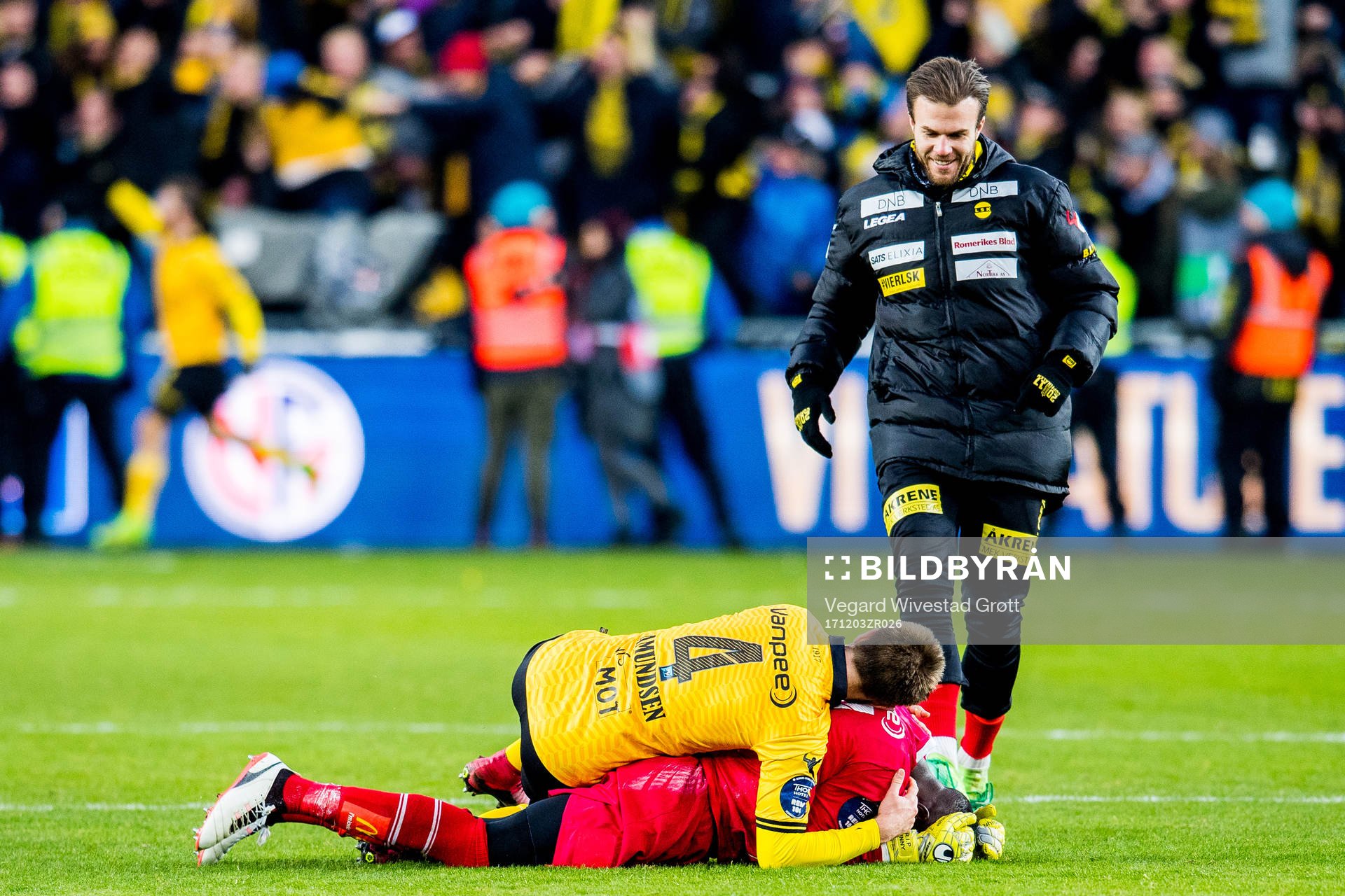 Marius Amundsen and goalkeeper Arnold Origi of Lillestrøm