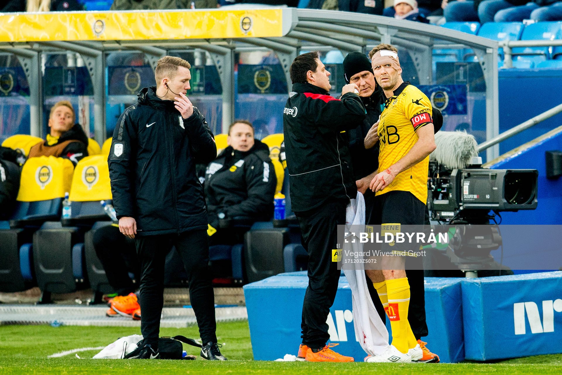 Frode Kippe of Lillestrøm gets treatment