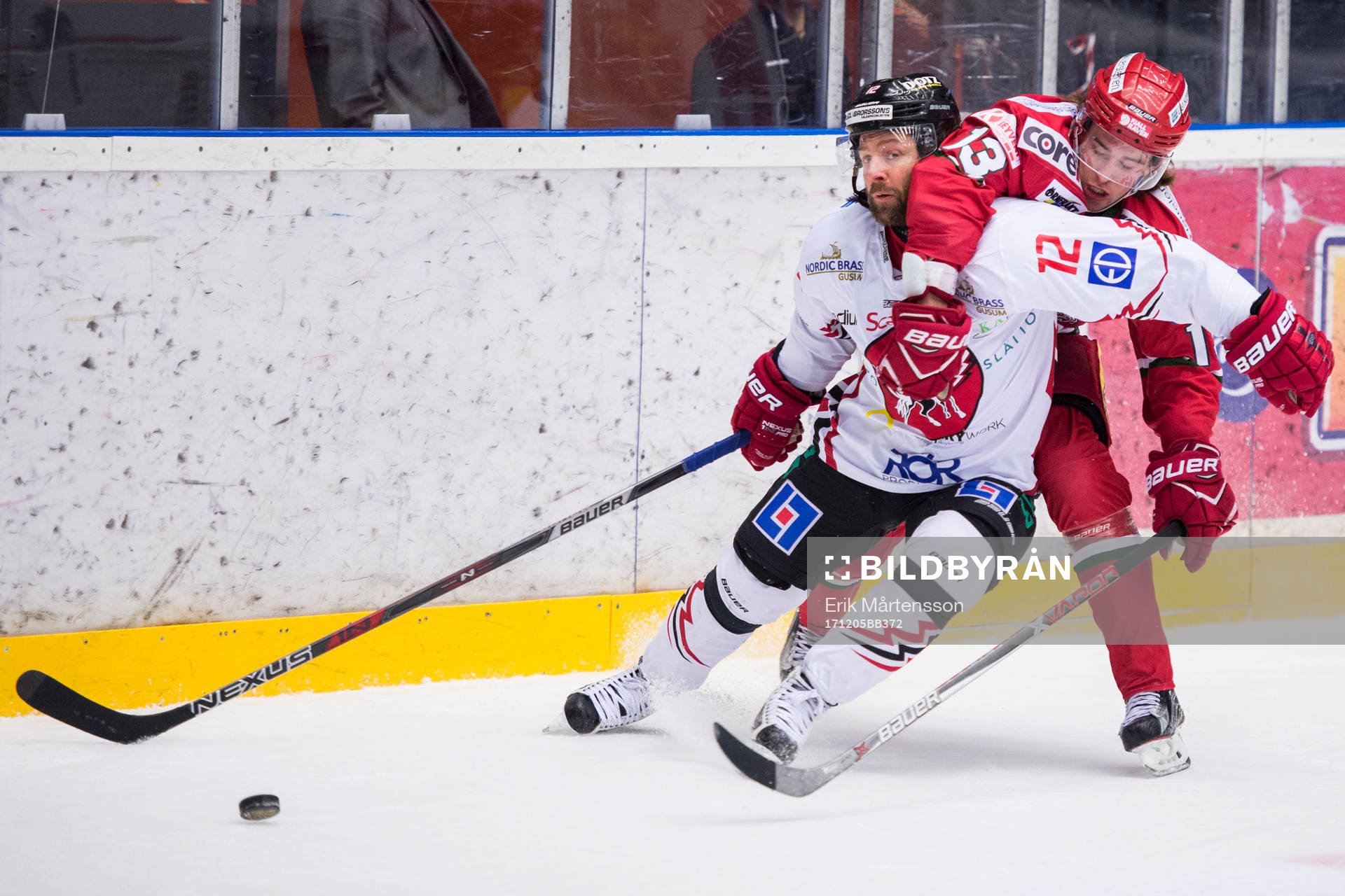 Vita Hästens Daniel Josefsson och Modos Anton Karlström i