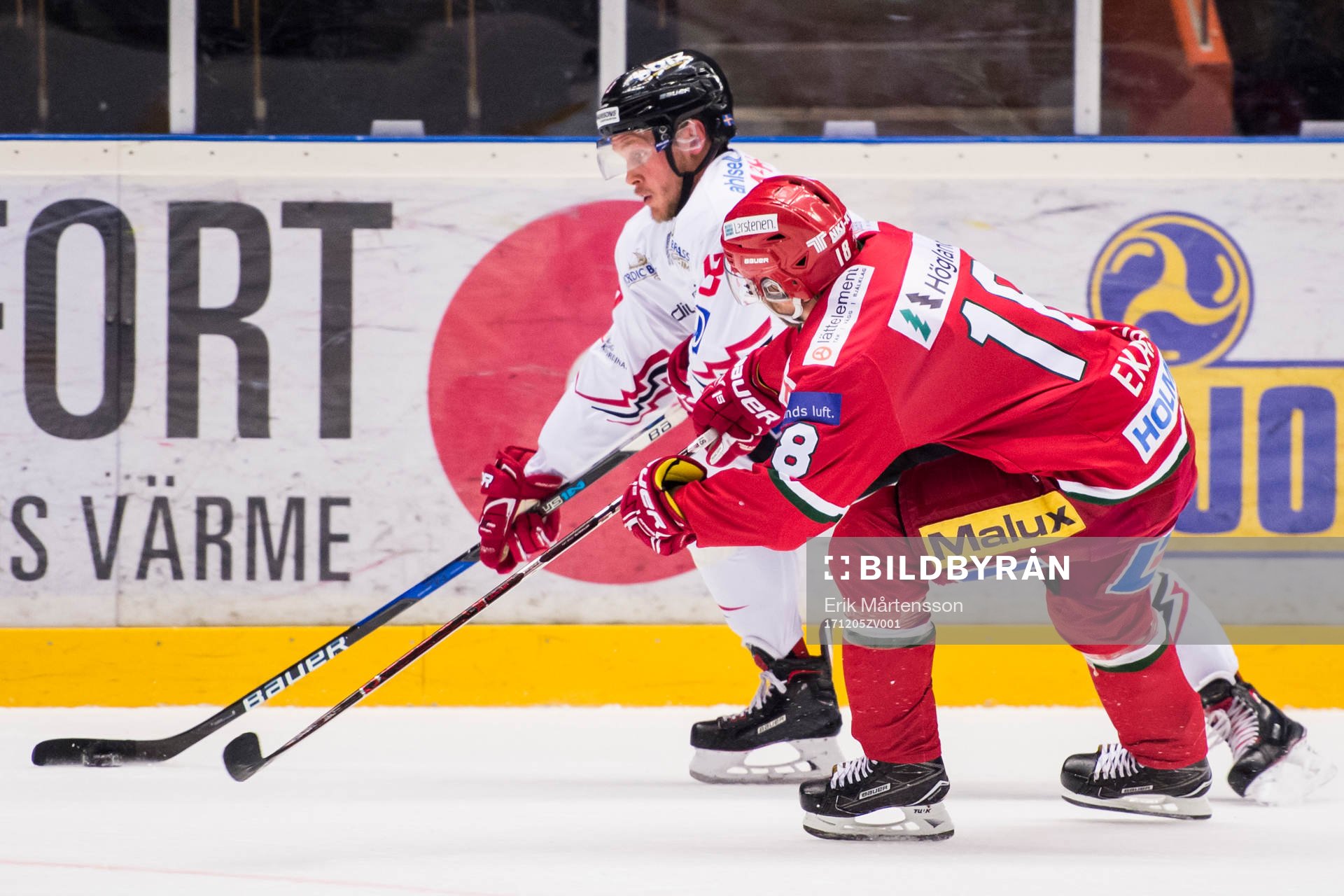 Vita Hästens Jonathan Tholander och Modos Victor Ekarv i