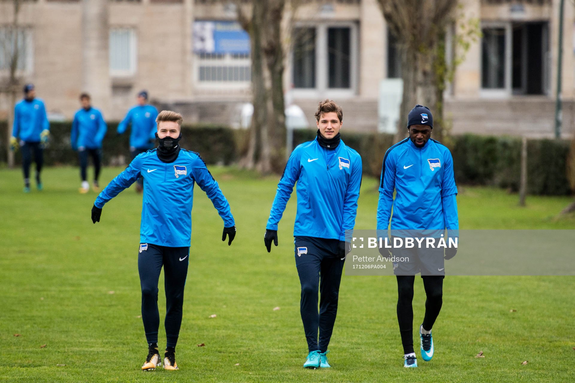 Hertha Berlins Maximilian Mittelstädt, Niklas Stark och Jordan Torunarigha inför en träning inför Europa League den 6 december 2017 i Berlin.