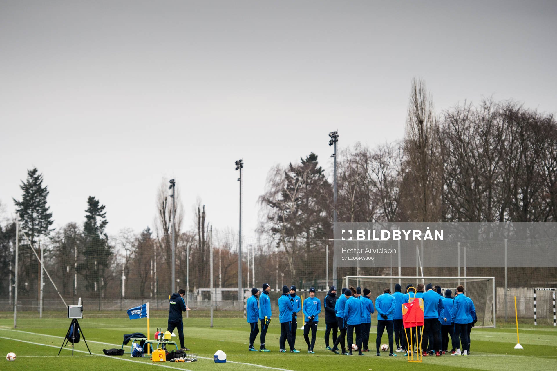 Hertha Berlins spelare har samling under en träning inför Europa League den 6 december 2017 i Berlin.