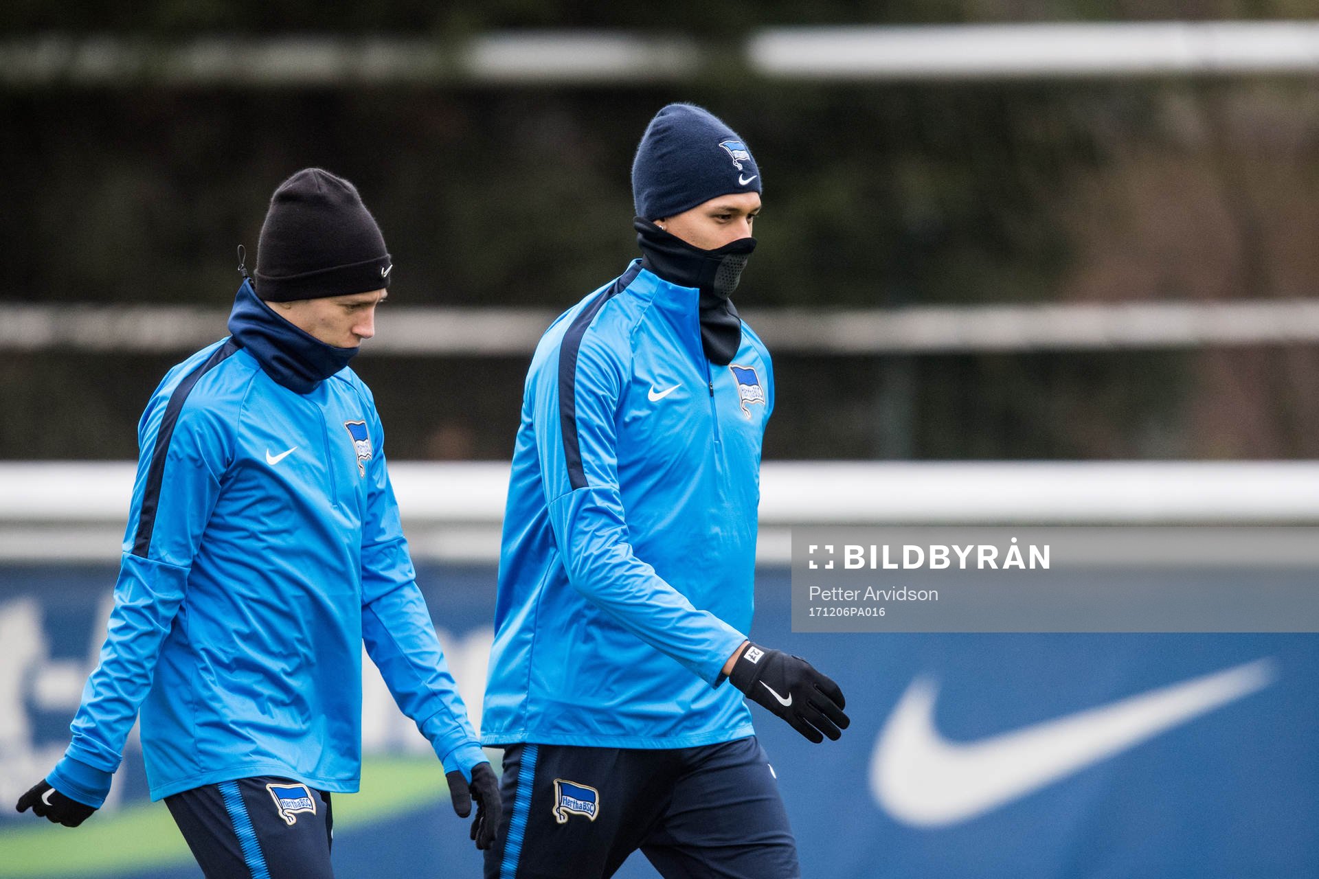 Hertha Berlins Mitchell Weiser och Davie Selke under en träning inför Europa League den 6 december 2017 i Berlin.