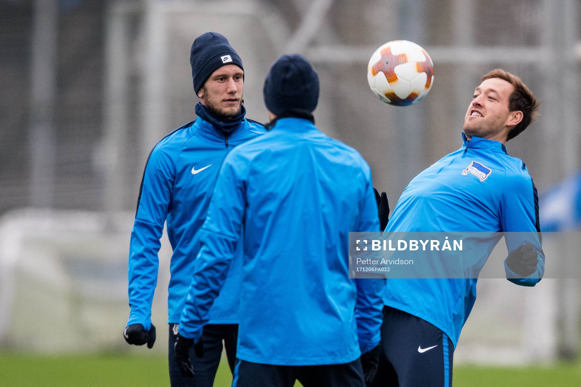 Hertha Berlins Fabian Lustenberger och Julian Schieber under en träning inför Europa League den 6 december 2017 i Berlin.