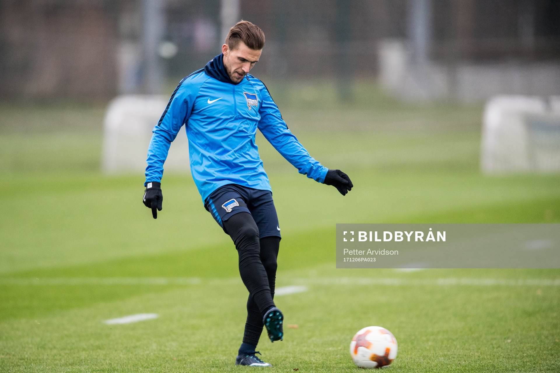 Hertha Berlins Peter Pekarik under en träning inför Europa League den 6 december 2017 i Berlin.