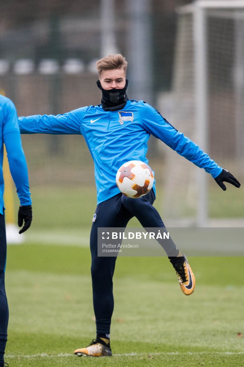 Hertha Berlins Maximilian Mittelstädt under en träning inför Europa League den 6 december 2017 i Berlin.