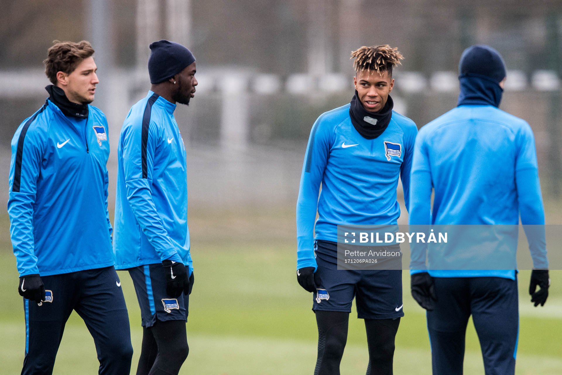 Hertha Berlins Niklas Stark, Jordan Torunarigha och Sidney Friede under en träning inför Europa League den 6 december 2017 i Berlin.