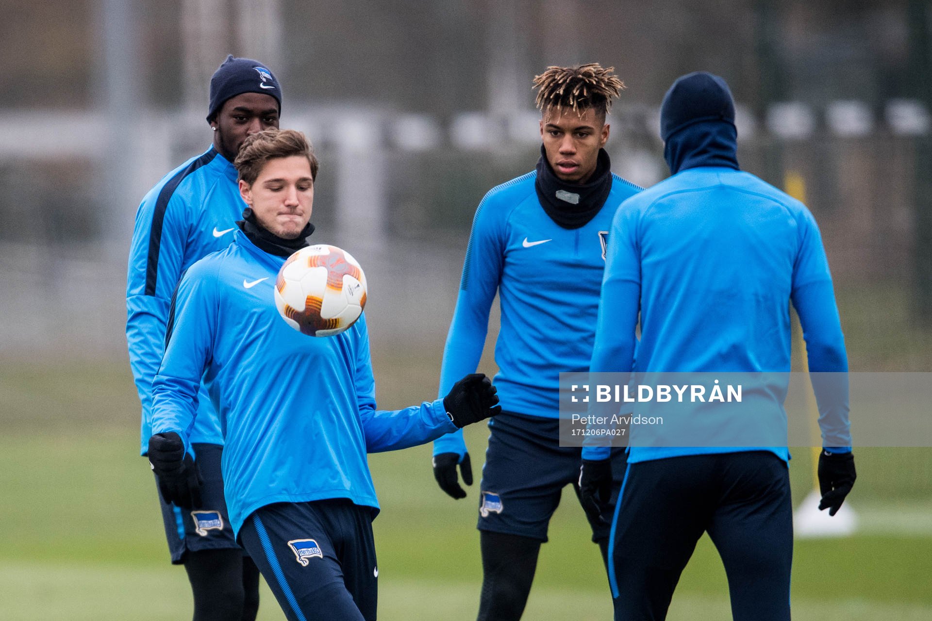 Hertha Berlins Niklas Stark och Sidney Friede under en träning inför Europa League den 6 december 2017 i Berlin.