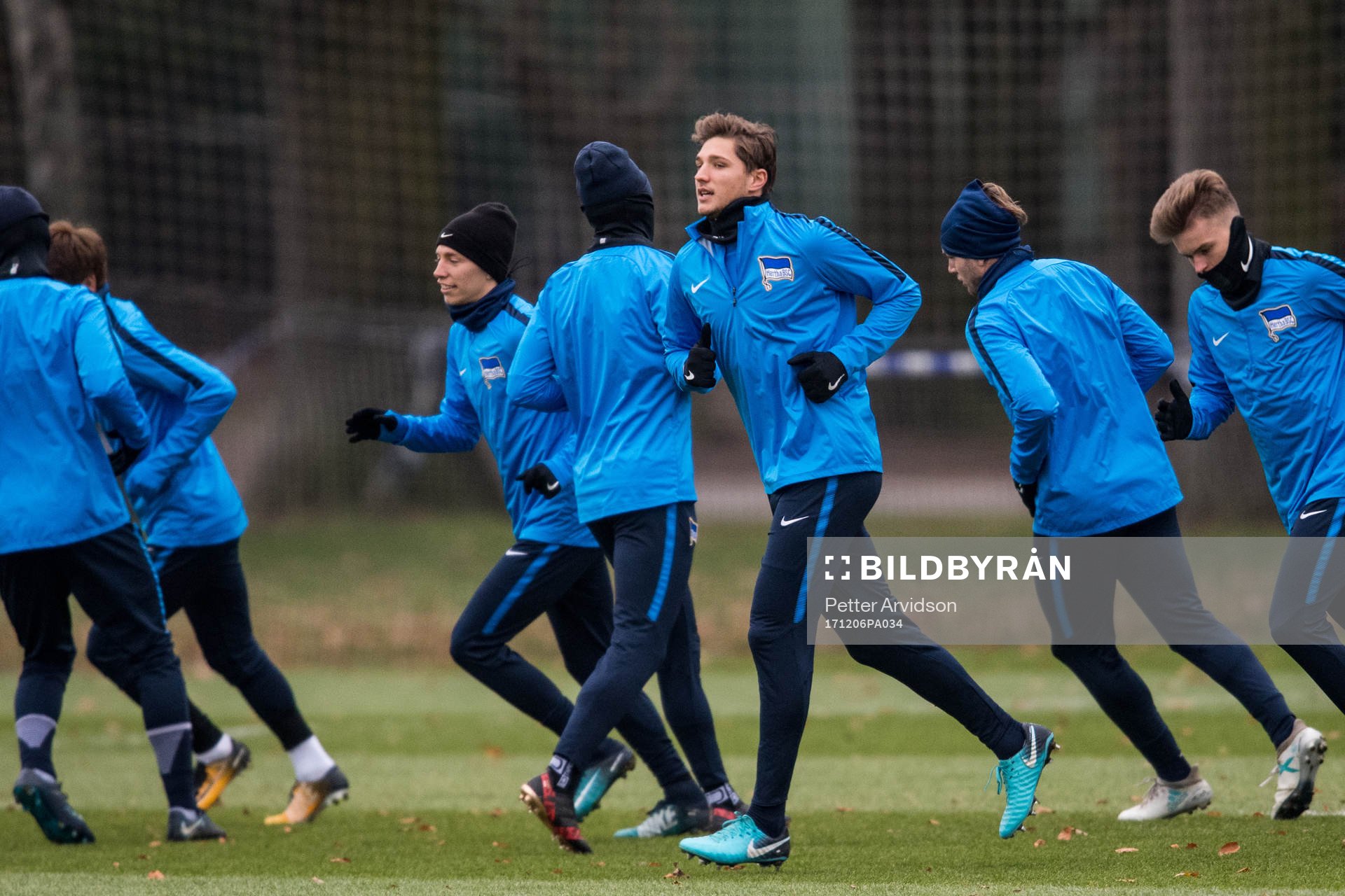 Hertha Berlins Niklas Stark under en träning inför Europa League den 6 december 2017 i Berlin.