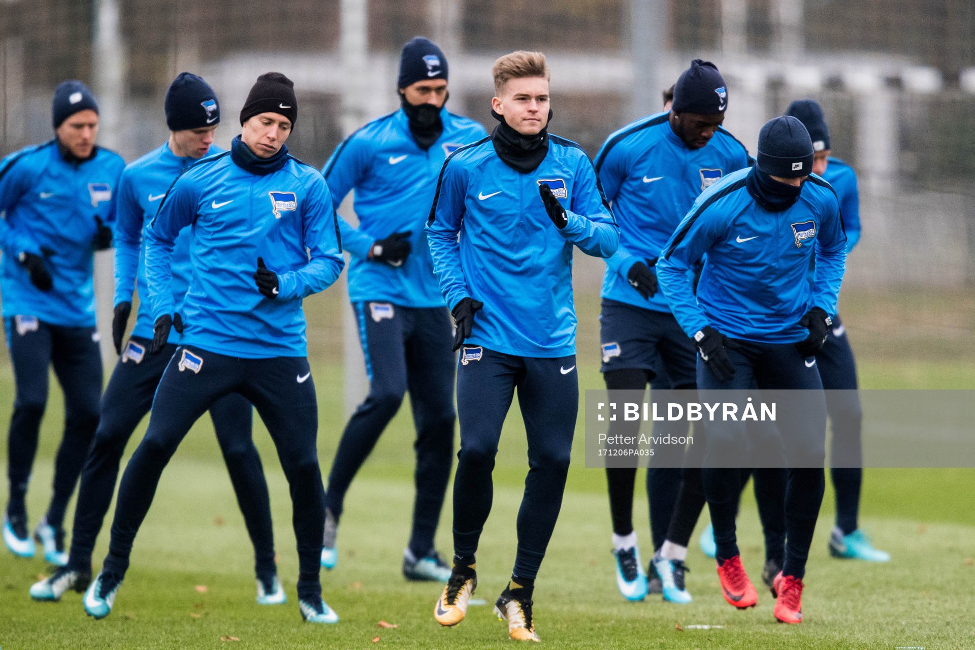 Hertha Berlins Mitchell Weiser och Maximilian Mittelstädt under en träning inför Europa League den 6 december 2017 i Berlin.