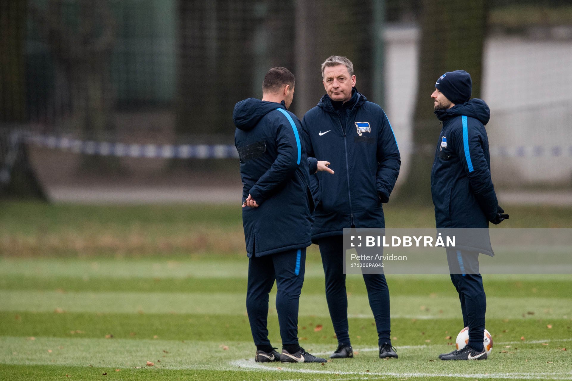 Hertha Berlins assisterande tränare Rainer Widmayer under en träning inför Europa League den 6 december 2017 i Berlin.