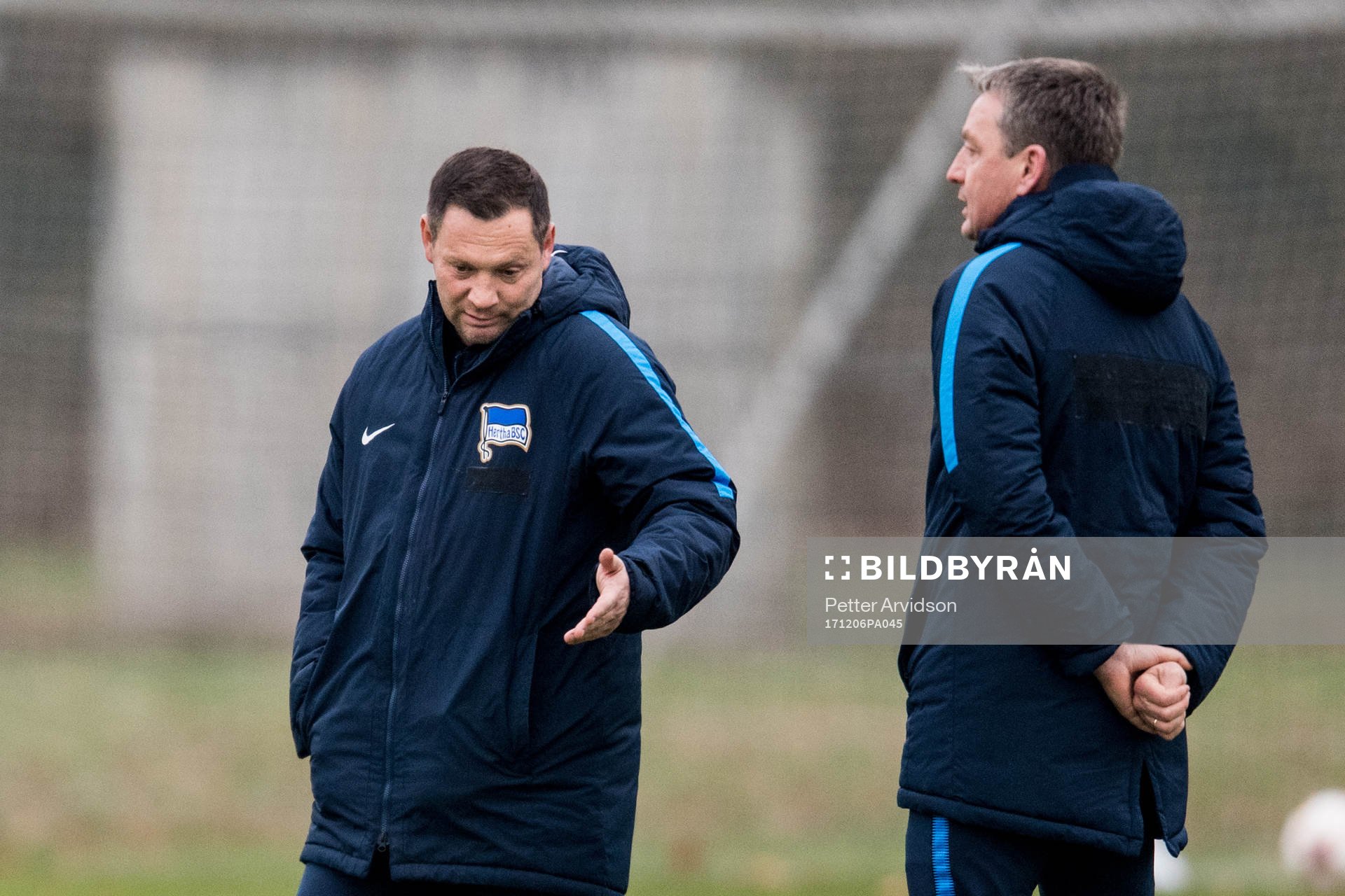 Hertha Berlins tränare Pal Dardai och assisterande tränare Rainer Widmayer under en träning inför Europa League den 6 december 2017 i Berlin.