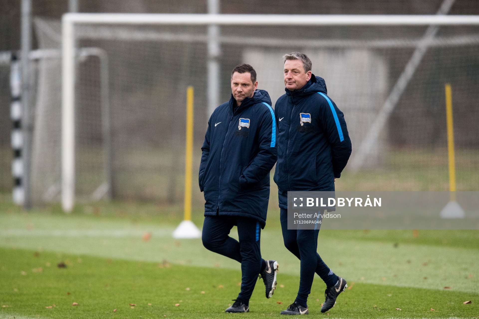 Hertha Berlins tränare Pal Dardai och assisterande tränare Rainer Widmayer under en träning inför Europa League den 6 december 2017 i Berlin.