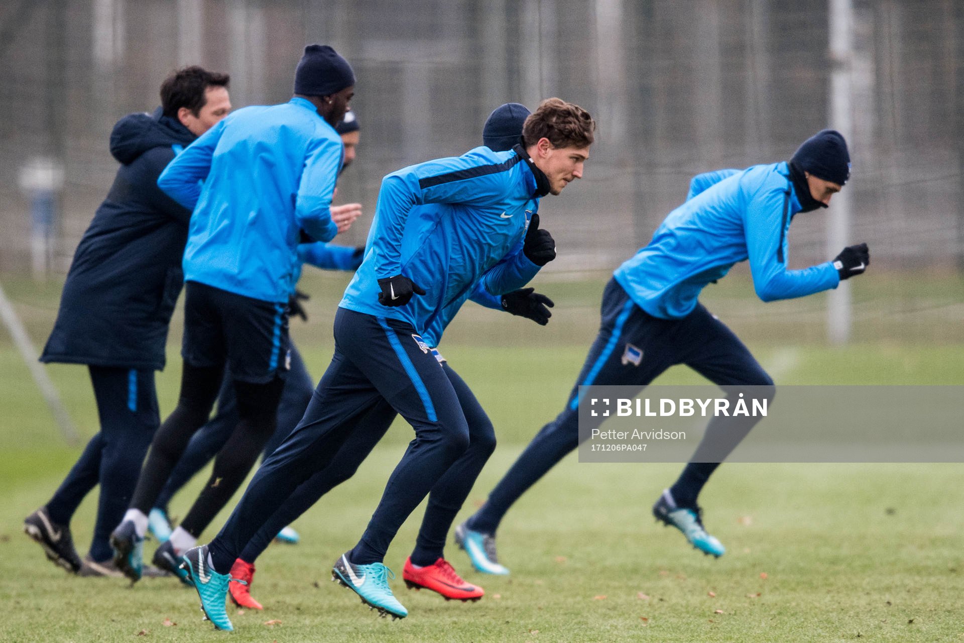 Hertha Berlins Niklas Stark under en träning inför Europa League den 6 december 2017 i Berlin.