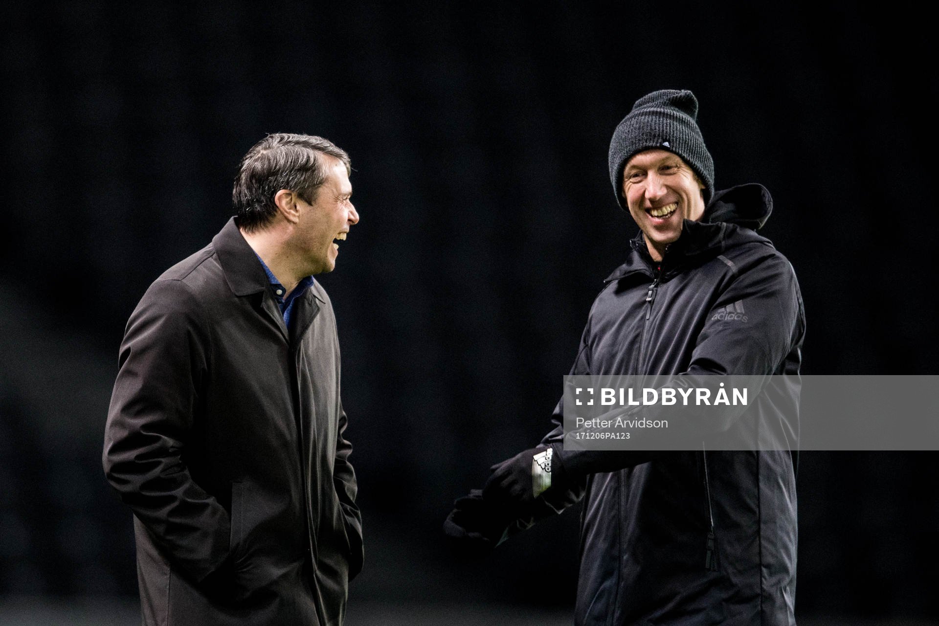 Östersunds ordförande Daniel Kindberg och tränare Graham Potter skrattar under en träning inför Europa League den 6 december 2017 i Berlin.