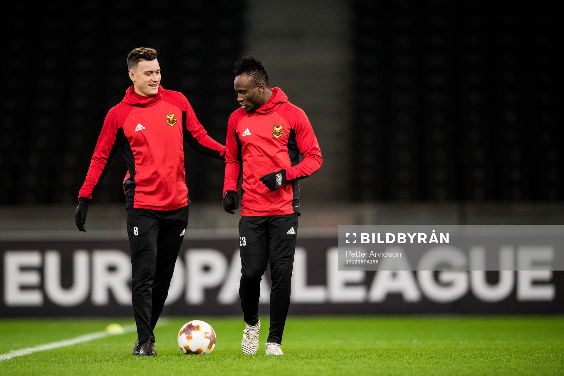 Östersunds Jamie Hopcutt och Samuel Mensiro
