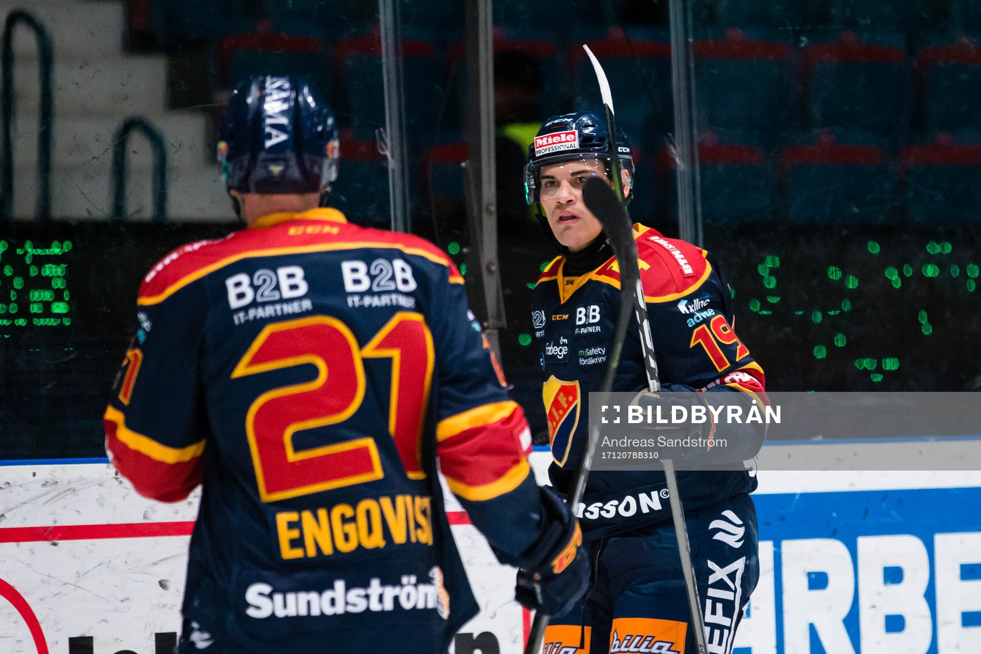 Djurgårdens Rene Bourque gör 1-1 och gratuleras av