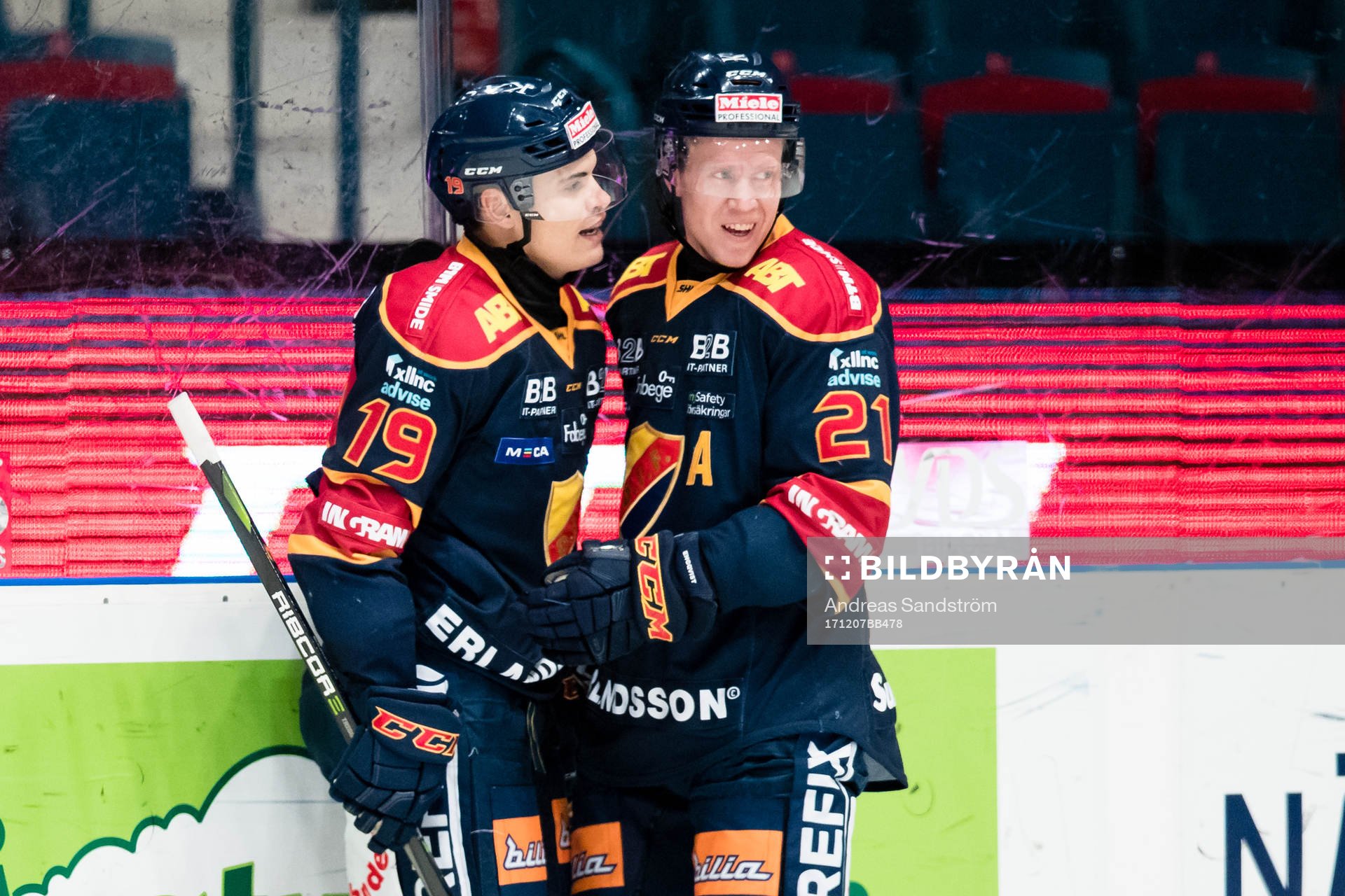 Djurgårdens Rene Bourque (v) jublar närmast med Andreas