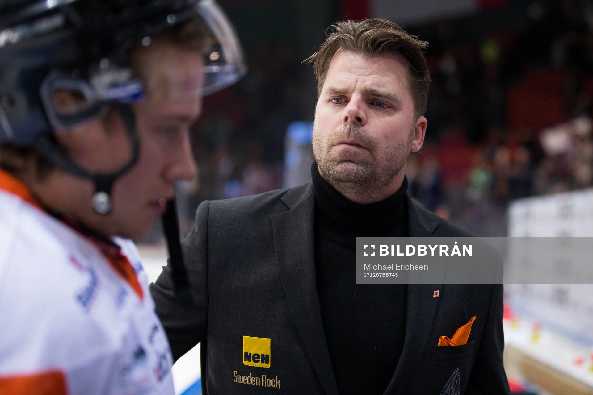 Karlskronas tränare Ove Molin klappar om sina spelare