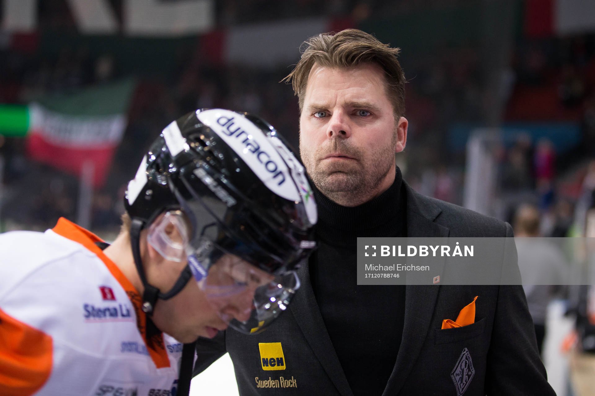 Karlskronas tränare Ove Molin klappar om sina spelare