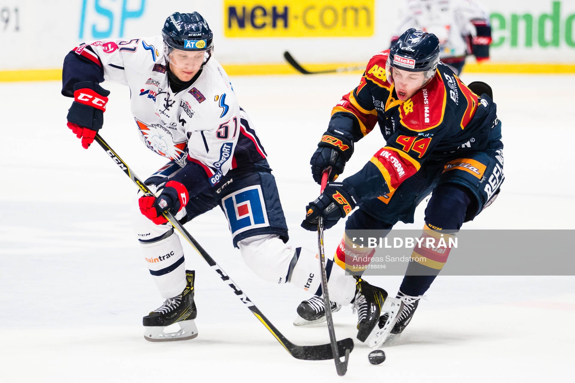 Linköpings Kristian Näkyvä i kamp om pucken med