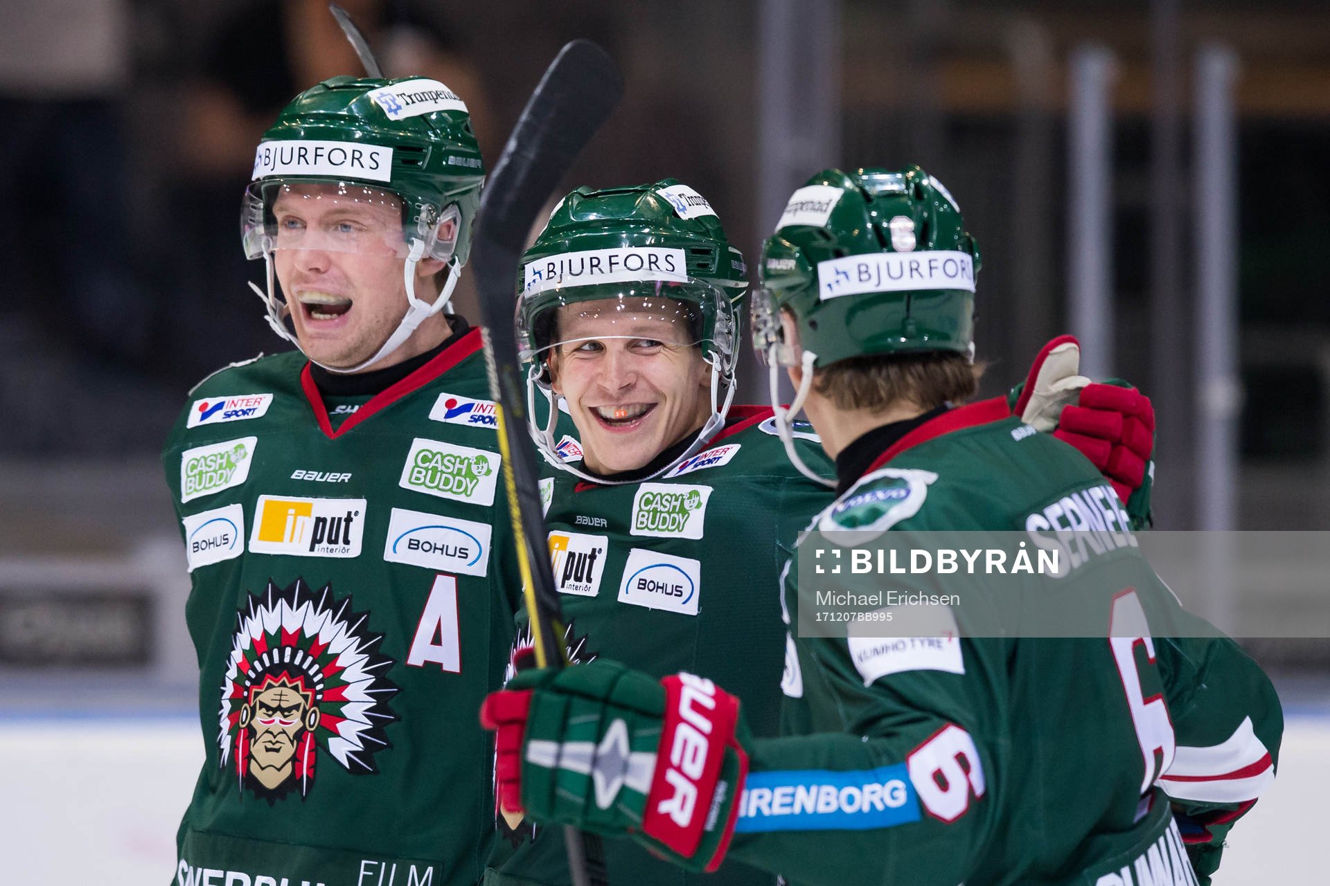 Frölundas Max Friberg jublar ihop med John Nyberg och