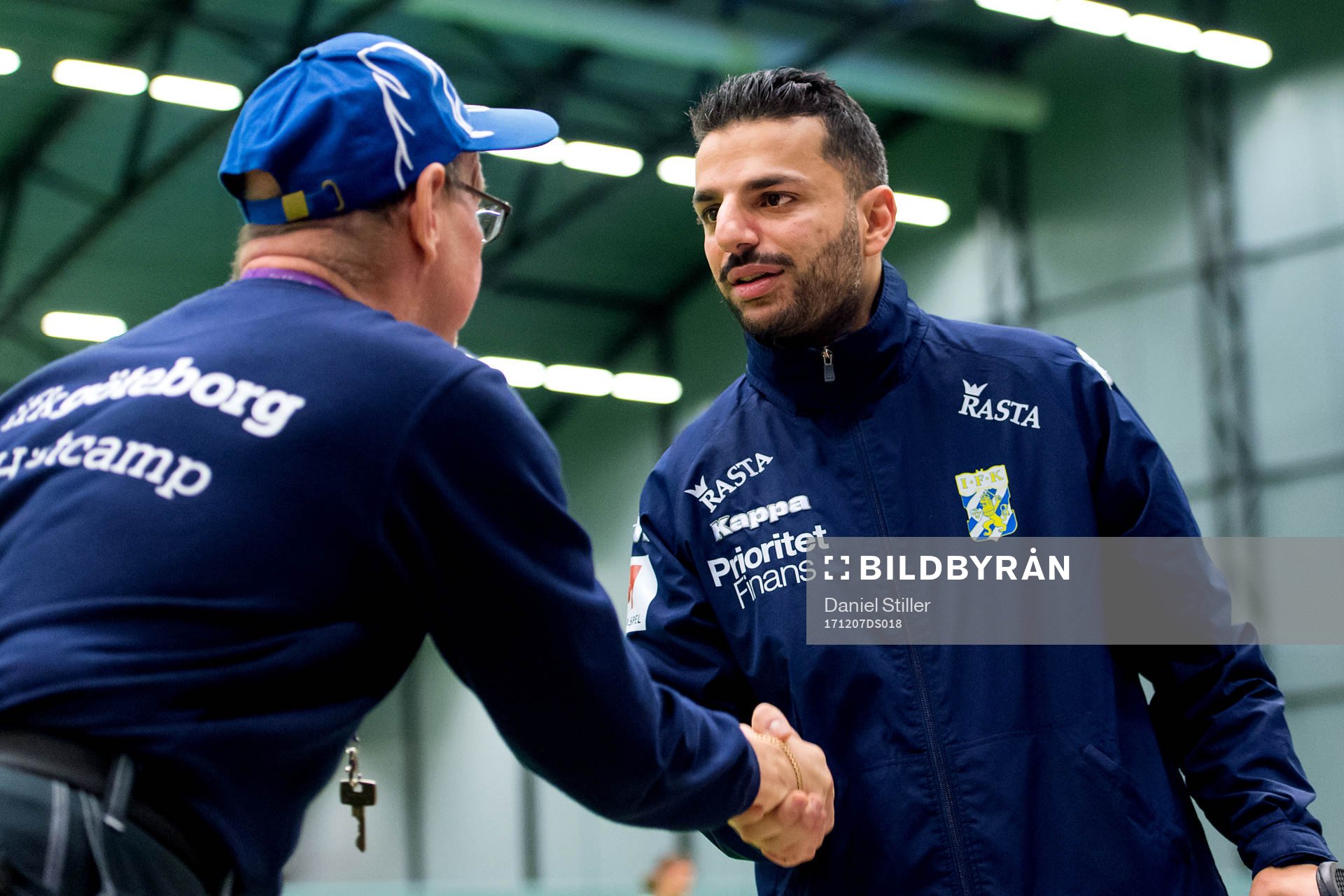 Nya tränaren Poya Asbaghi hälsar på en supporter