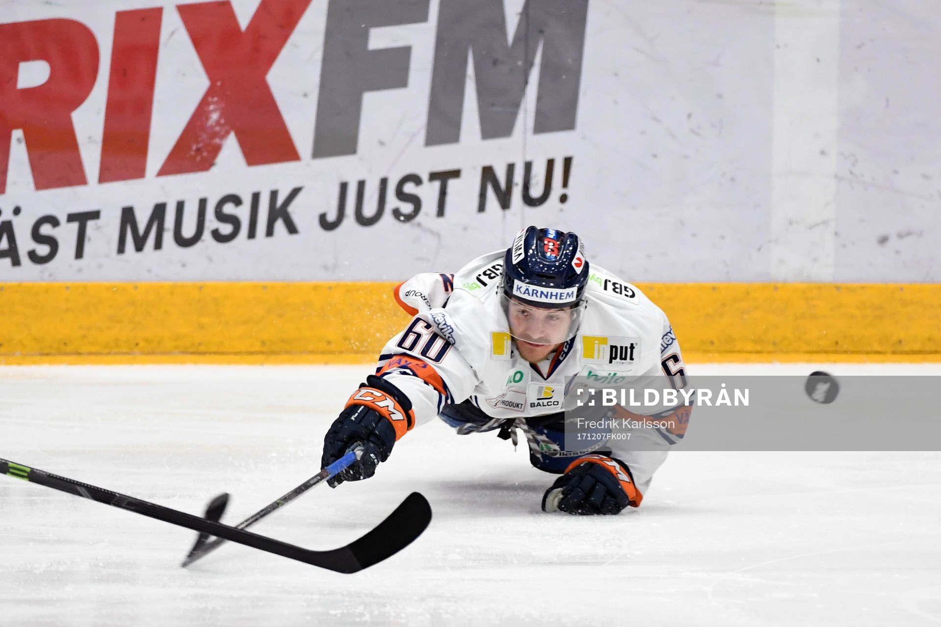 Växjös Erik Josefsson kastar sig mot pucken
