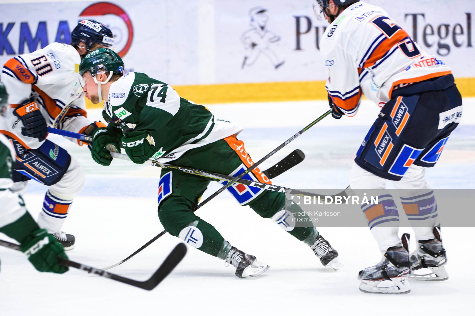 Växjös Noah Welch (t.h) tacklar Färjestads Rasmus