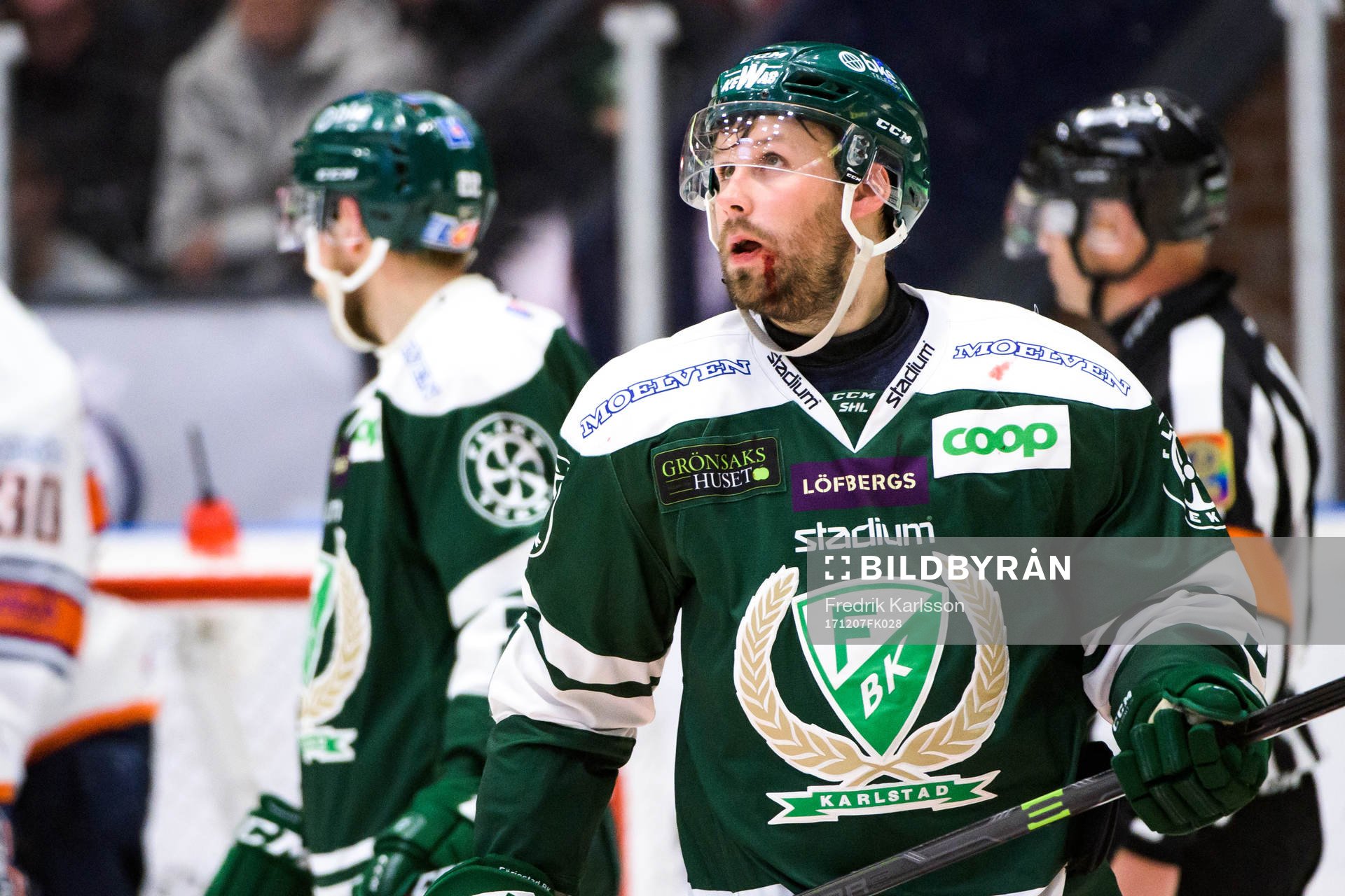 Färjestads Dick Axelsson får en klubba i ansiktet och