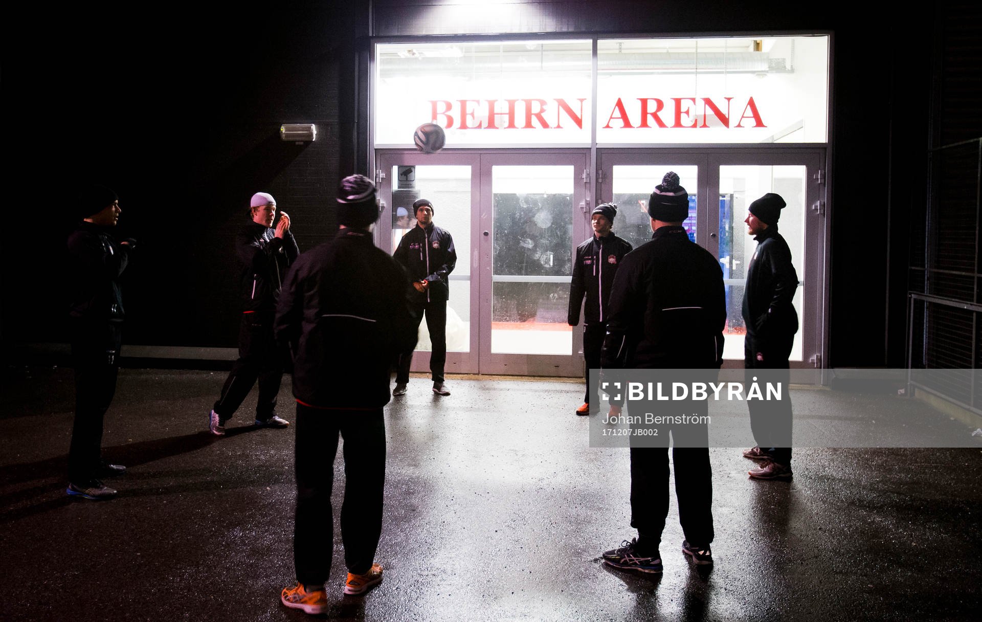 Malmöspelarna värmer upp med fotboll utanför Behrn Arena