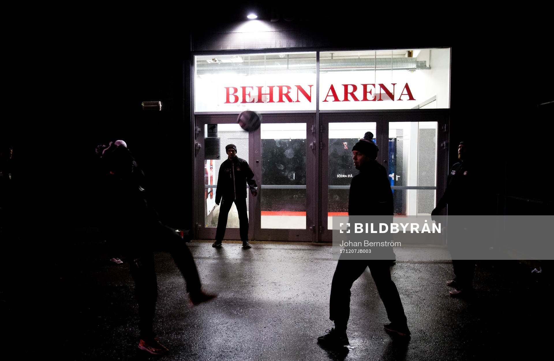 Malmöspelarna värmer upp med fotboll utanför Behrn Arena