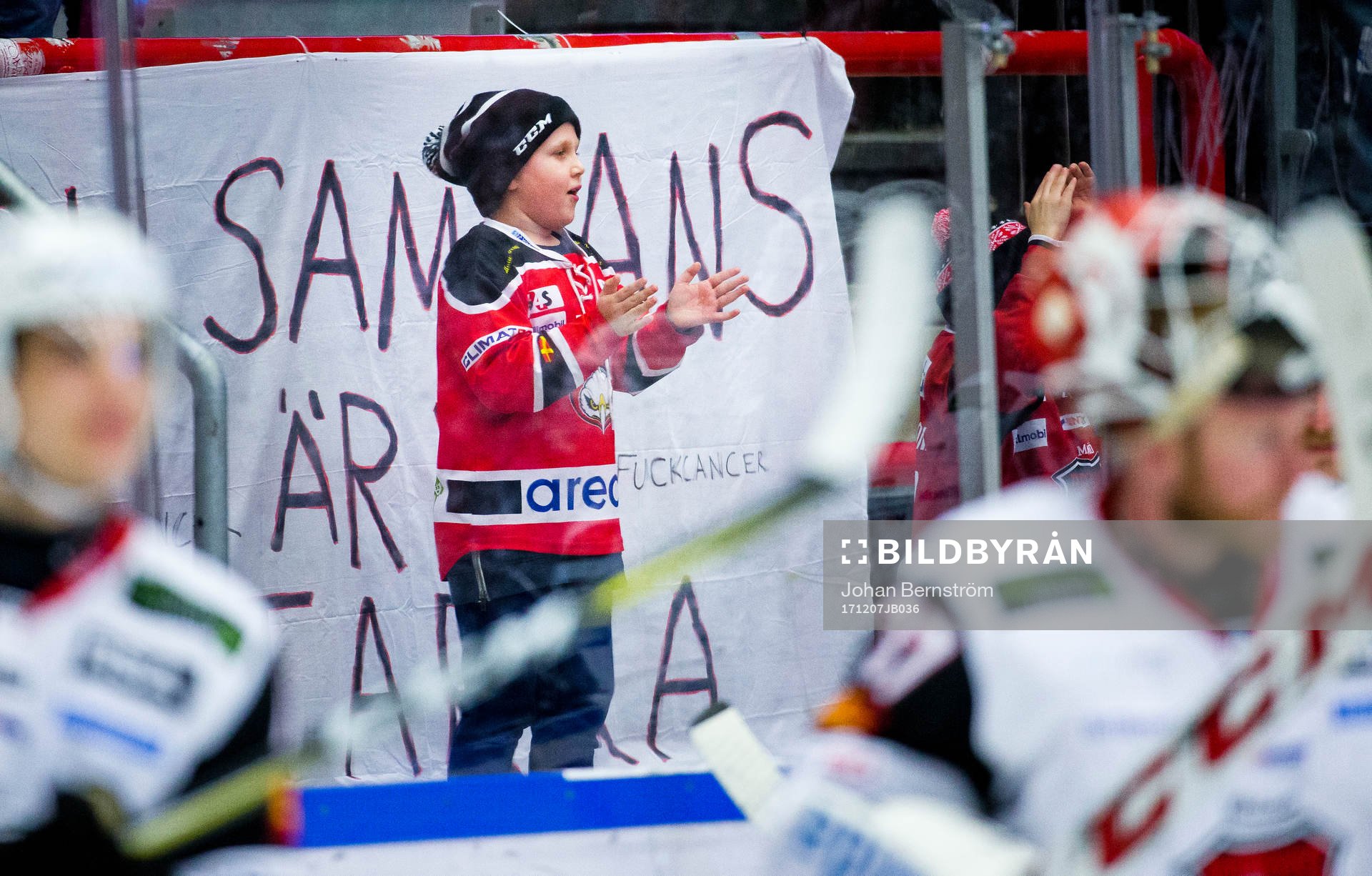 En ung supporter jublar