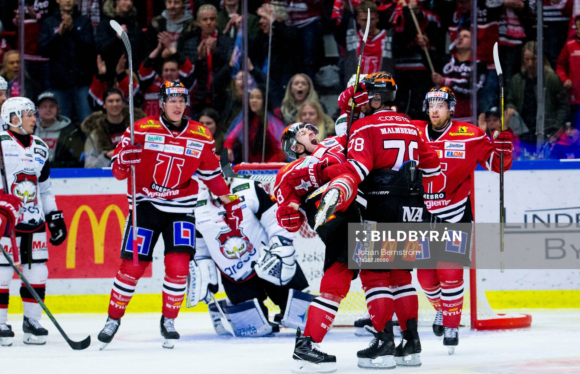Örebros Tyson Spink jublar med Victor Bartley och Tylor