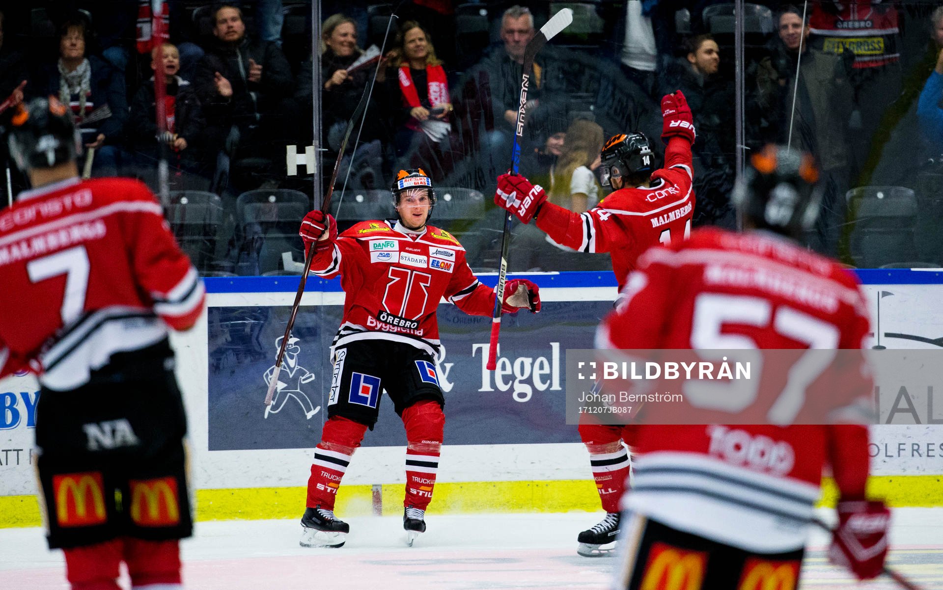 Örebros Sakari Manninen gör 4-3 och jublar med Tom Wandell