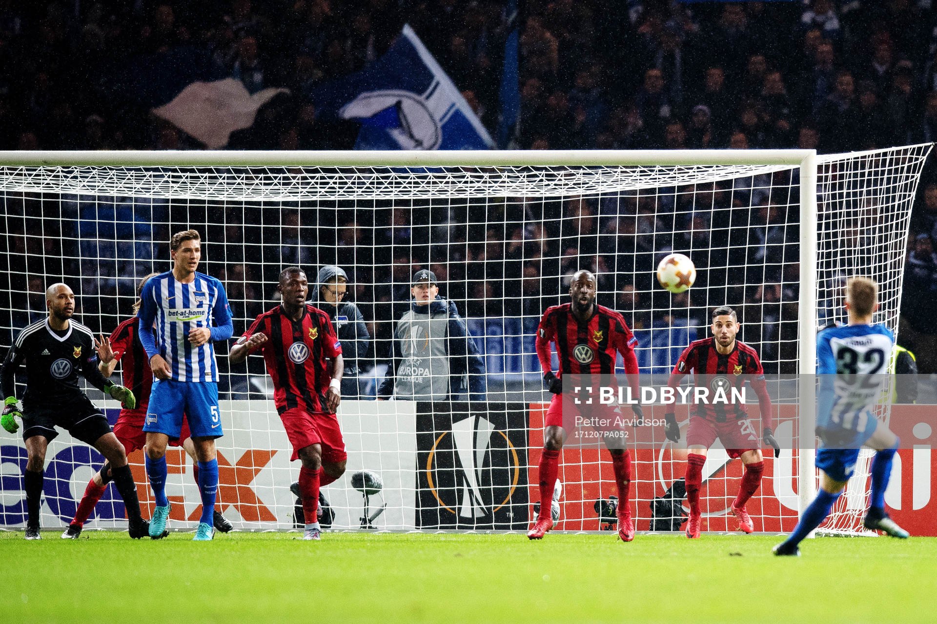Hertha Berlins Palko Dardai skjuter i ribban
