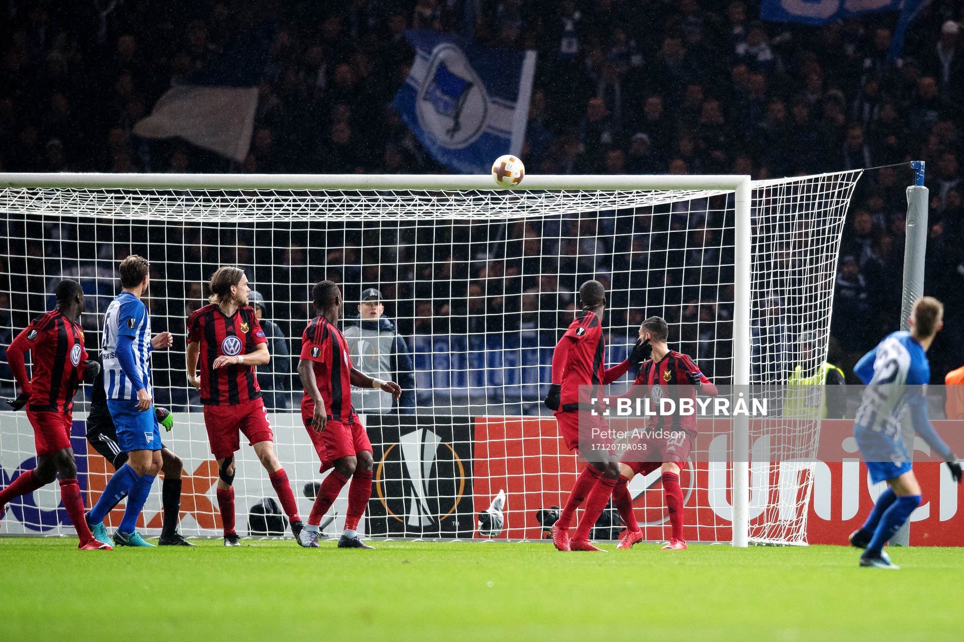 Hertha Berlins Palko Dardai skjuter i ribban