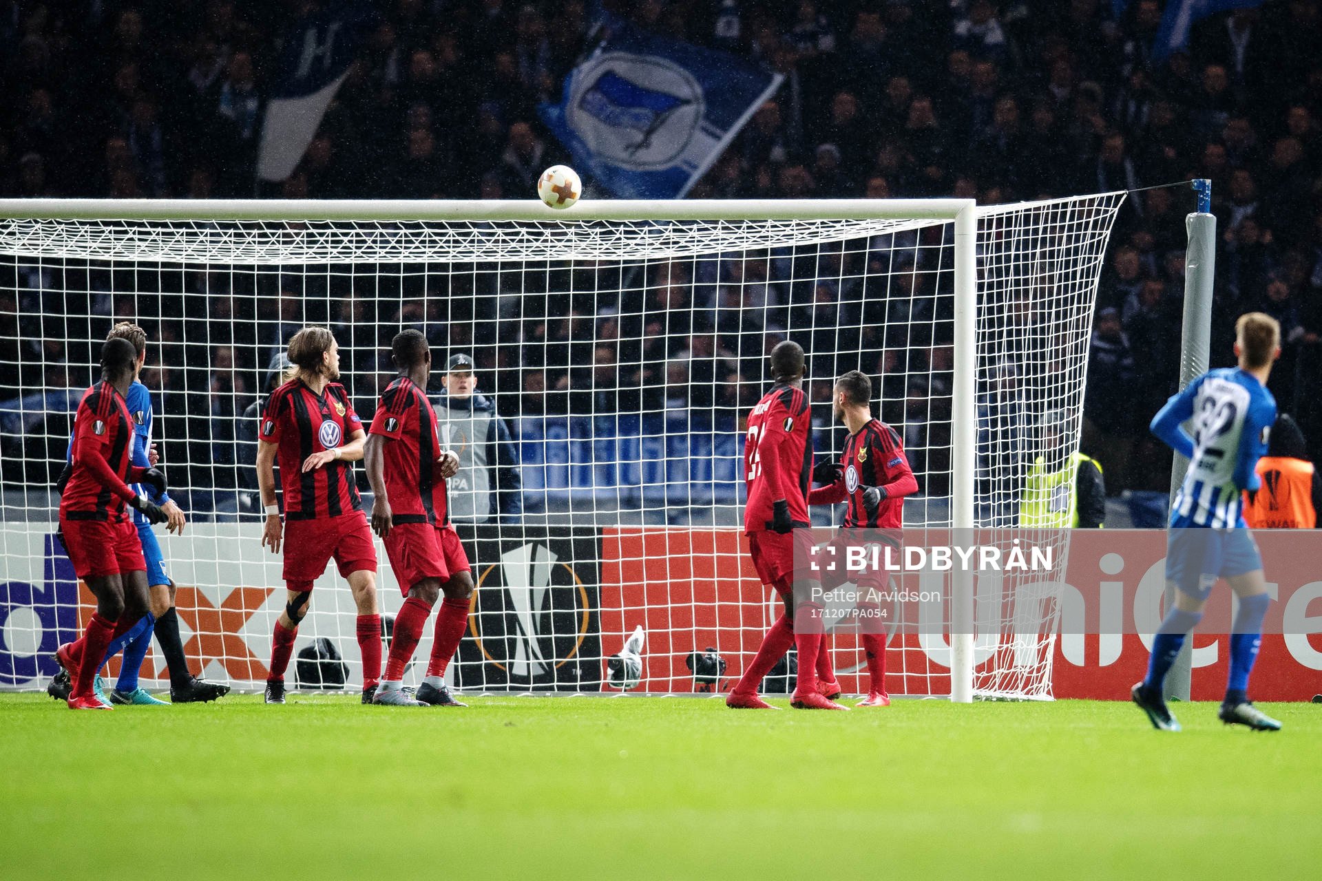 Hertha Berlins Palko Dardai skjuter i ribban under fotbollsmatchen i Europa League mellan Hertha Berlin och Östersund den 7 december 2017 i Berlin.