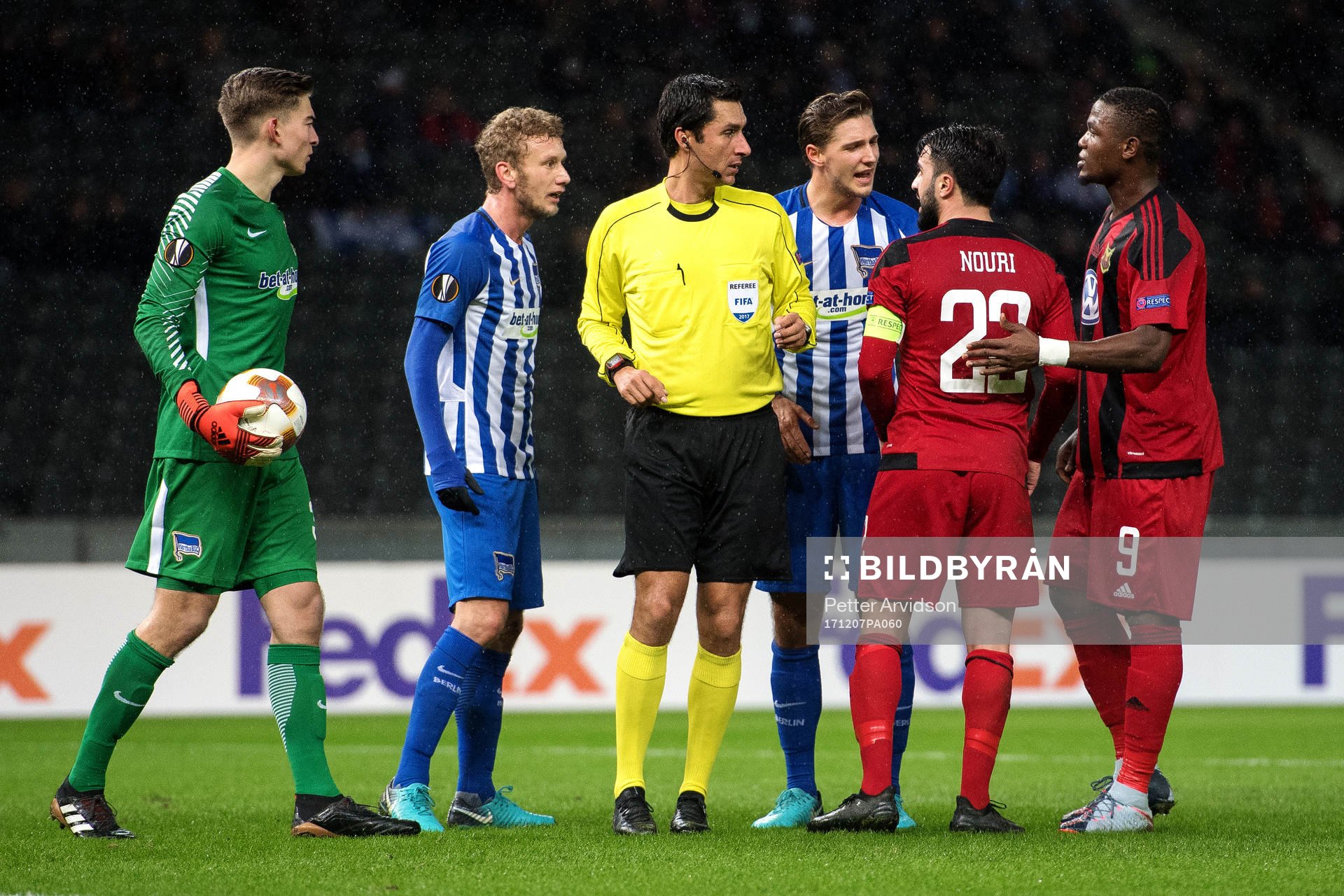 Östersunds Brwa Nouri i en diskussion med Hertha Berlins Niklas Stark och Hertha Berlins Fabian Lustenberger under fotbollsmatchen i Europa League mellan Hertha Berlin och Östersund den 7 december 2017 i Berlin.