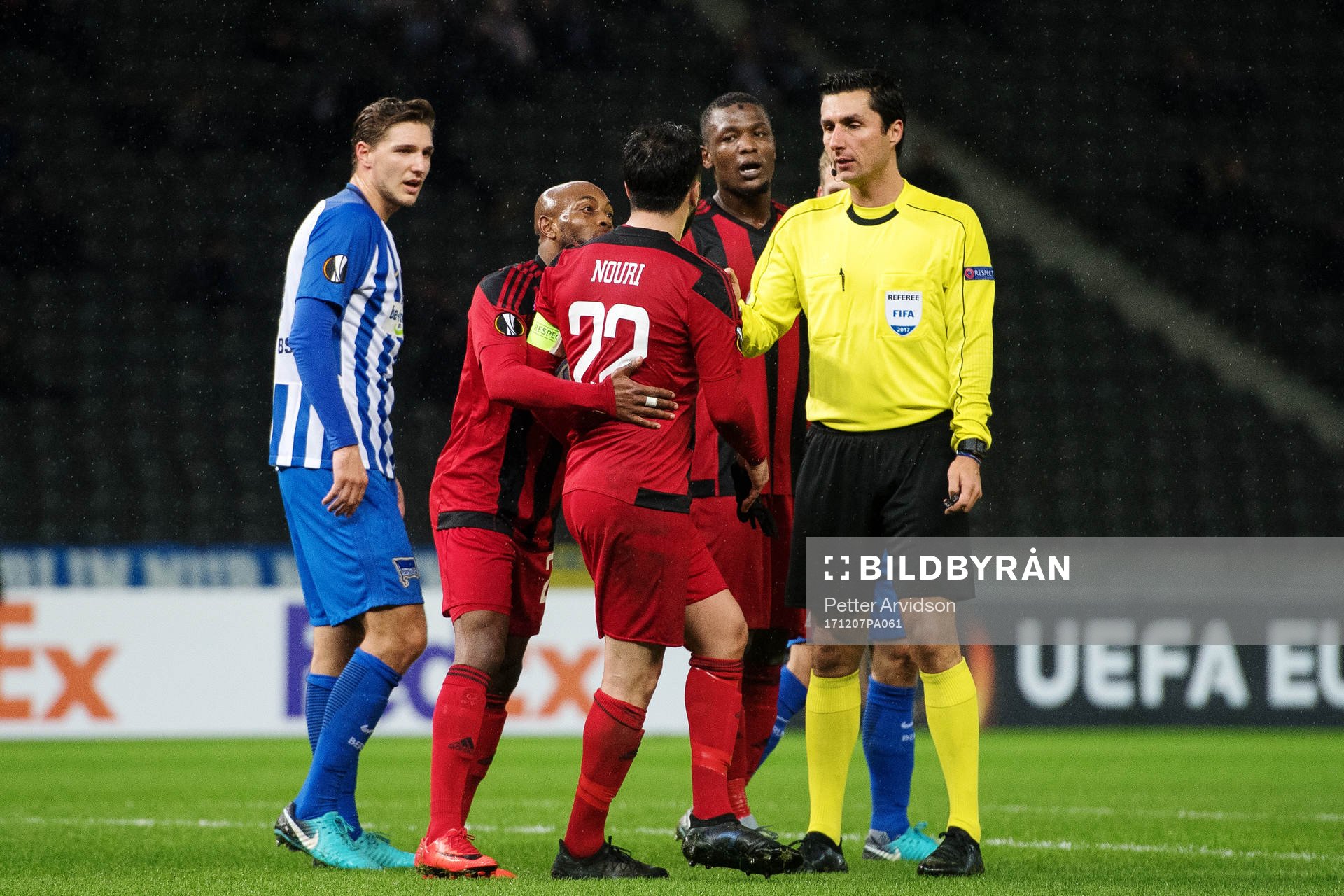 Östersunds Fouad Bachirou håller undan Brwa Nouri
