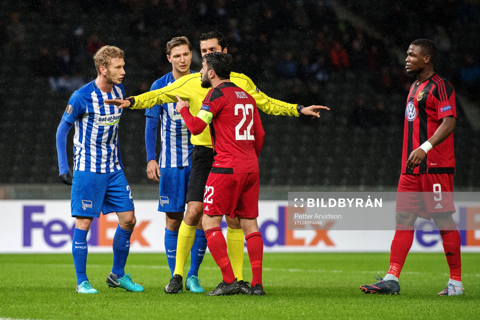 Östersunds Brwa Nouri diskuterar med Hertha Berlins Fabian Lustenberger efter en situation under fotbollsmatchen i Europa League mellan Hertha Berlin och Östersund den 7 december 2017 i Berlin.