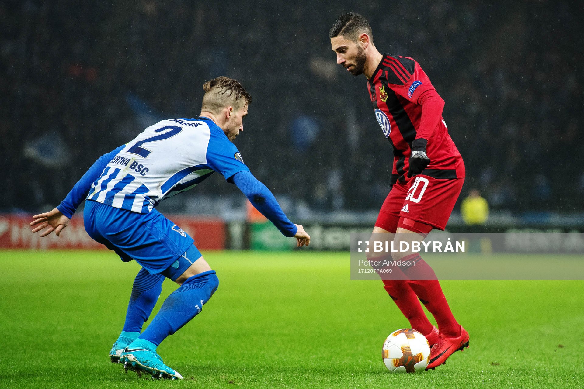 Hertha Berlins Peter Pekarik och Östersunds Gabriel Somi under fotbollsmatchen i Europa League mellan Hertha Berlin och Östersund den 7 december 2017 i Berlin.