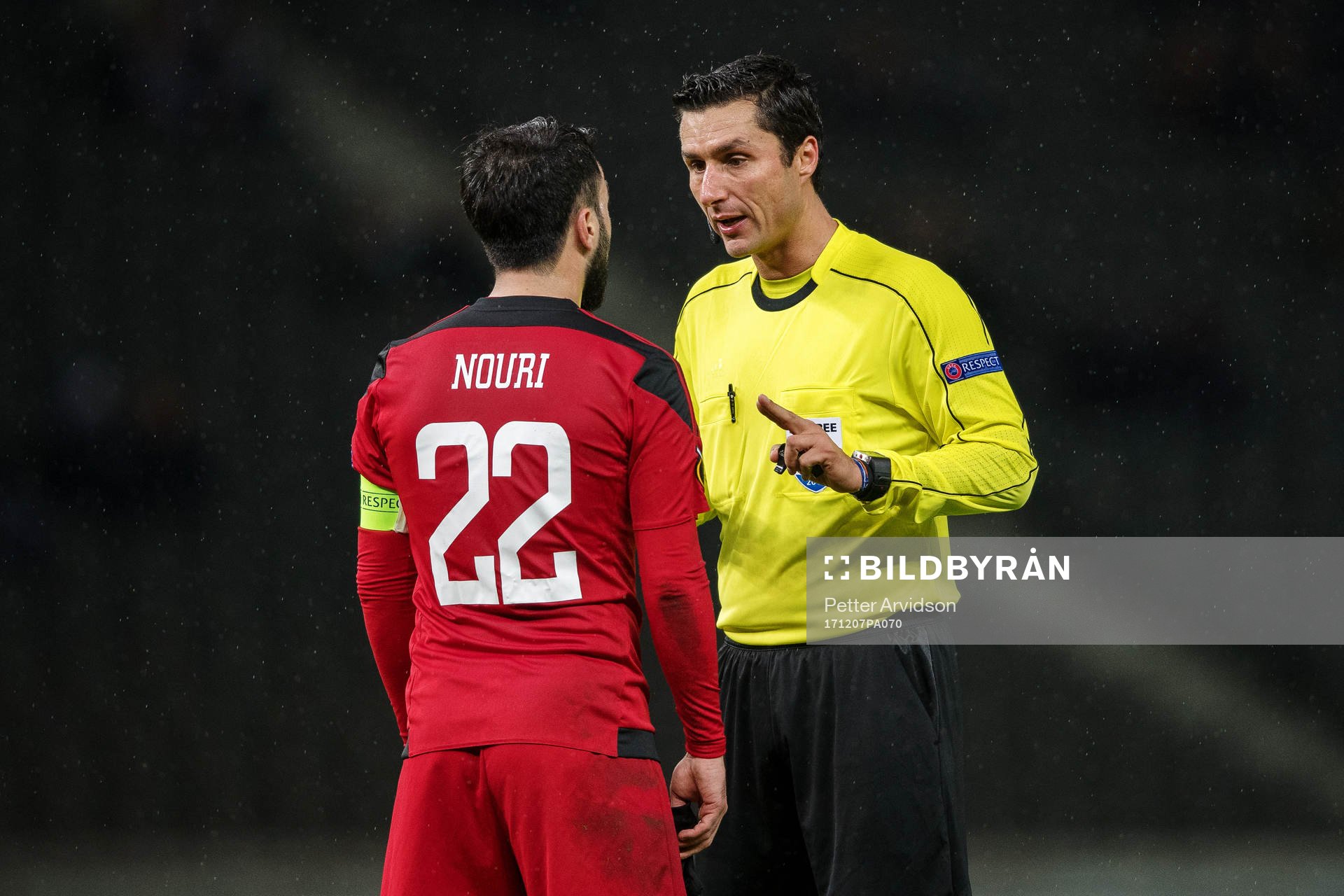 Östersunds Brwa Nouri diskuterar med domare Tiago Martins under fotbollsmatchen i Europa League mellan Hertha Berlin och Östersund den 7 december 2017 i Berlin.