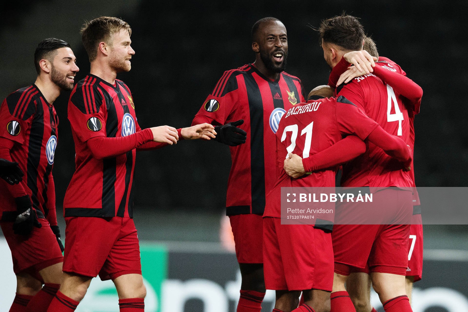 Östersunds Ronald Mukiibi jublar med målskytten till 0-1 Sotirios Papagiannopoulus under fotbollsmatchen i Europa League mellan Hertha Berlin och Östersund den 7 december 2017 i Berlin.
